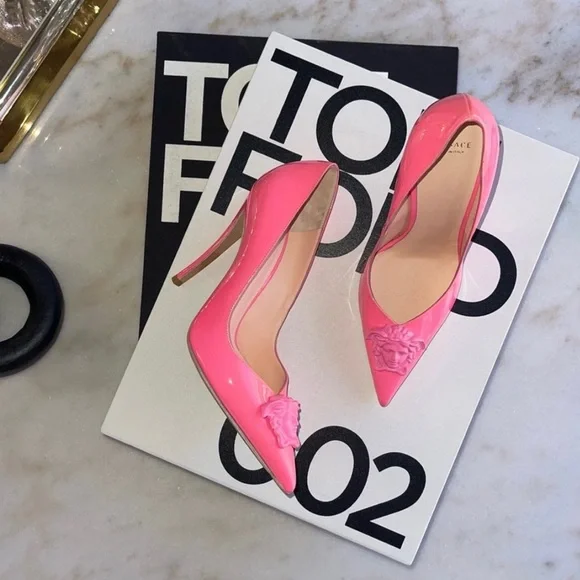 New Versace Pink Palazzo Medusa Patent Leather Pointed Toe Pump in Pink - Picture 5 of 17